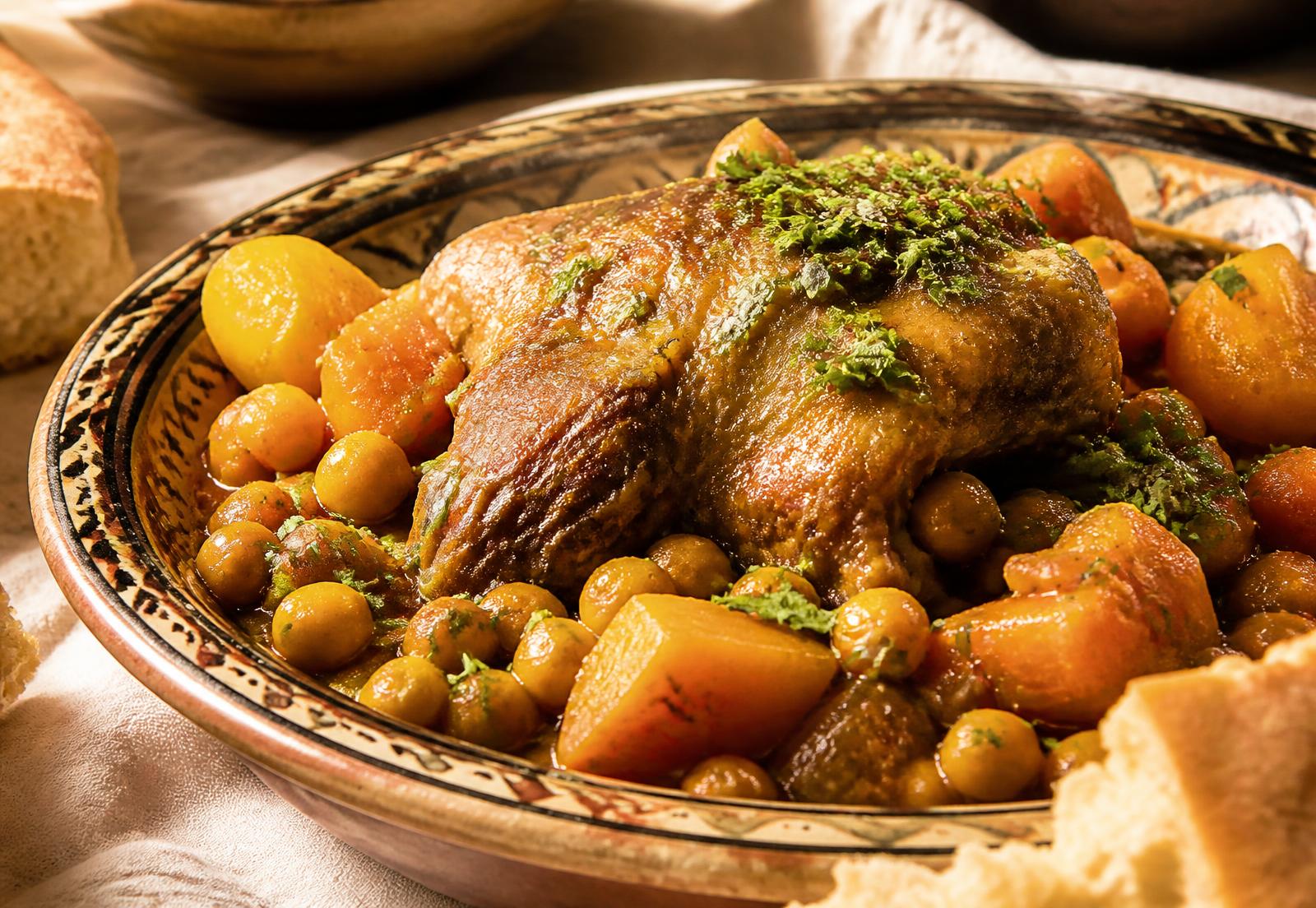 Plat maison généreux et parfumé, viande fondante, légumes et sauce dorée